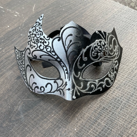 Mardi Gras Face Mask. Halloween - Picture 1 of 4